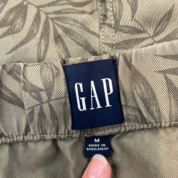 GAP sage green Shorts with Drawstring Waist size medium. - Picture 7 of 8